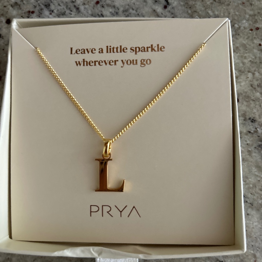 Prya L pendant necklace